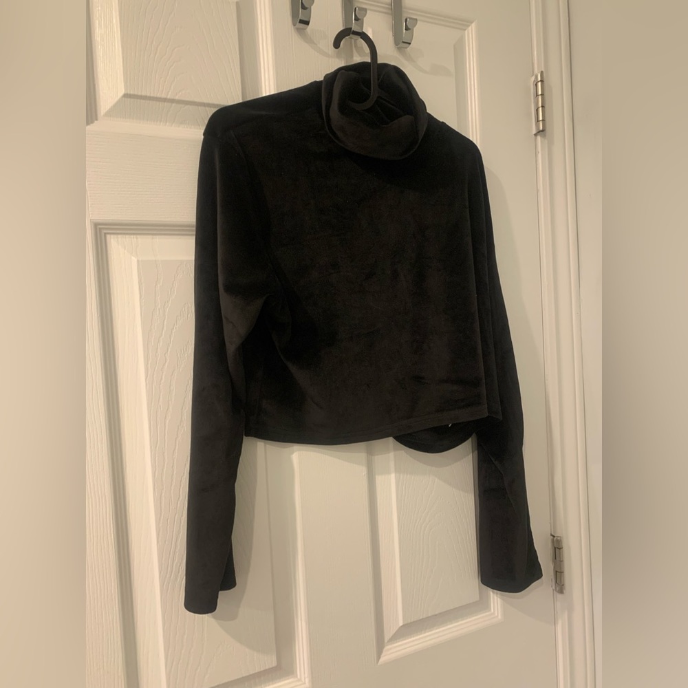 Oak and fort black velvet cropped turtleneck